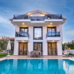 Modern chic 4-bedroom villa with private pool and garden in central Hisaronu