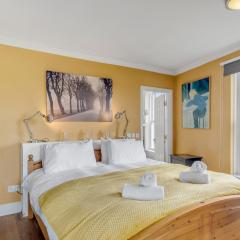 Luxe Penthouse With Rooftop Garden & Views