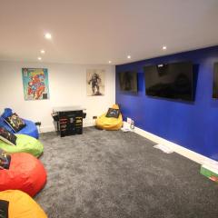 Media Manor - Fully Refurbished in 2022 - Large 6 Bedrooms, 3 Bathrooms plus Media Games Room