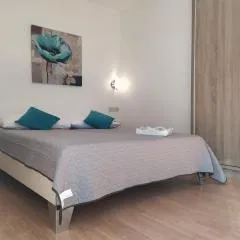 Lovely 2-bedroom, 2-bathroom apartment with sea view balcony, 200m from beach