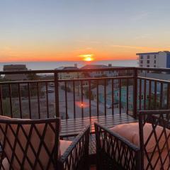 Two Bedroom Condo With Views Of The Beach & Gulf