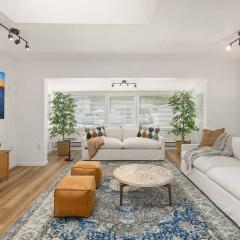 Coastal Cottage, 4 Large Decks, Close to Beach