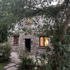 Traditional Stone lodge, Llandeilo