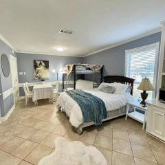Beautiful traditional home*Modern updates*Guest suite B
