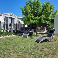 Mobil'home à Dolus-d'Oléron (17) avec terrasse, cuisine d'été et proche plages - 4 couchages - FR-1-246A-120