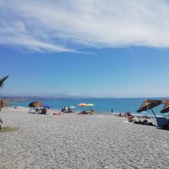 Côte d'Azur joli studio 50m plage, climatisation , parking.