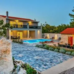Awesome Home In Zadvarje