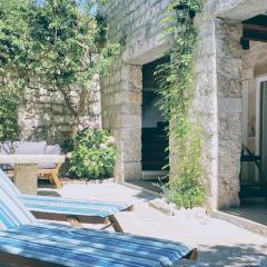 Rector's Villa - Charming Retreat in Old Town with Jacuzzi in Private Courtyard