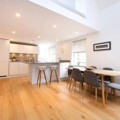 Edinburgh Modern 3-Storey 3-Bedroom City Apartment