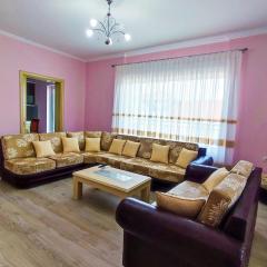 Cheerful 2 bedroom villa with free parking.