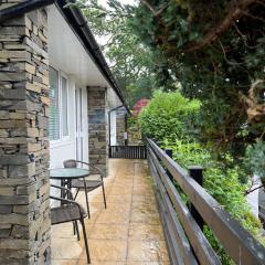 Cheerful 3 bedroom cottage in central location