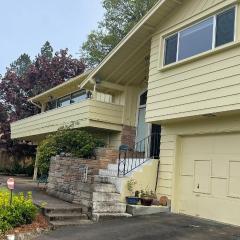 Very spacious house with a view and AC near UofO