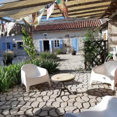 Peaceful Dordogne countryside cottage with pool.