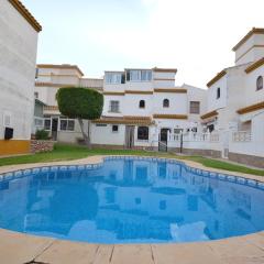 Agradable adosado con piscina, duchas hidromasaje