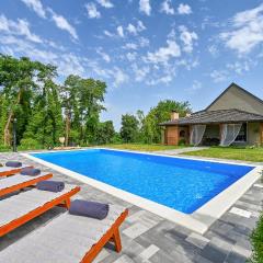 Amazing Home In Gornje Plavnice With 3 Bedrooms, Wifi And Outdoor Swimming Pool