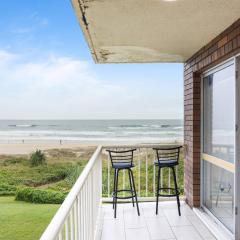 Wake to Waves in Spacious 3-Bed Beachfront Unit