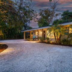 Beautiful Glam Mid-Century 1 block from Sarasota bay with Firepit