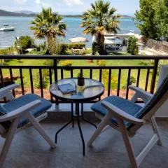 THE ''GOLDEN HOUR'' BEACHFRONT COTTAGE