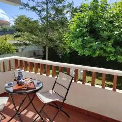 Precioso piso en playa America con jardin privado.