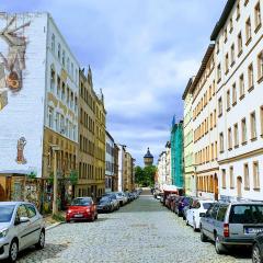 Room in City Center Halle with shared bathroom & kitchen - Free WiFi, Netflix, iPad & Ground floor