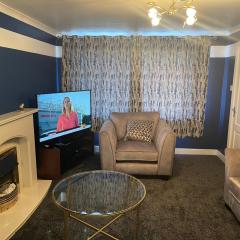 Stylish 3 bed house, private parking on premise, with conservatory, close to KFC, McDonalds, ALDI and ASDA