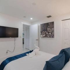 RENOVATED 2 Bd with Private Hot Tub 6 min to HARDROCK CASINO