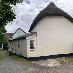 Forsythia cottage with surf and cycle hire