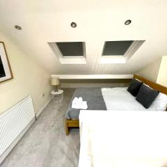 Coventry Large Sleeps 5 Person 4 Bedroom 4 Bath House Suitable for BHX NEC Solihull Rugby Warwick Contractors Ricoh Arena NHS Short & Long Business Stays Free Parking for 2 Vehicles, Close to City Centre High Speed Wifi