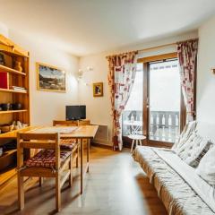 Furnished studio with a balcony next to the Chattrix chairlift Rated 1 star