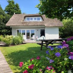 Idyllic Lakehouse - dog is welcome fenced garden