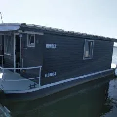 Koncér úszóház