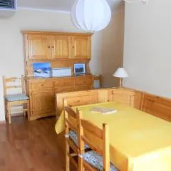 Appartement tout confort skis aux pieds avec balcon et piscine chauffée - FR-1-267-210