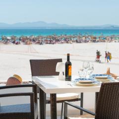 Oiza Blanca Arena at the beach