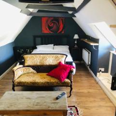 Tudor House - Double Room - Shared Bathroom