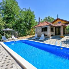Stunning Home In Susobreg With Outdoor Swimming Pool, Wifi And 3 Bedrooms