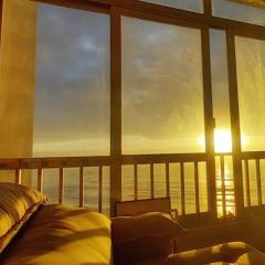 Vista Maravilhosa de frente para o Mar. Pé na Areia! Vaga na Garagem.