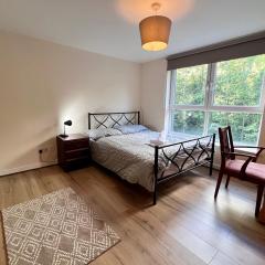 Lovely 2-Bed Serviced apartment with free parking