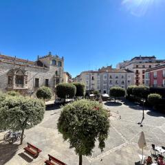 Atuaire Home Plaza de Libertad junto a el CID Campeador Burgos