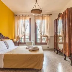 Colombina House close to the Train Station