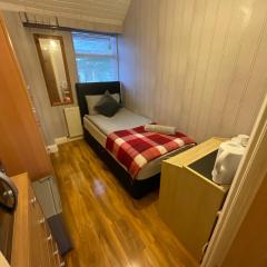 Comfortable single room in Family home, Heathrow airport