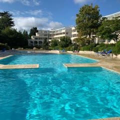 Appartement avec grande terrasse dans un magnifique parc à 5 minutes de la plage