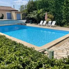 CHARMANT LOGEMENT AVEC PISCINE EN PROVENCE au premier étage d une villa