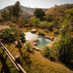 Casa de campo com piscina cascata artificial