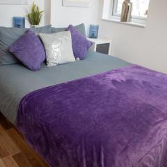 121 Studio - Central Studio Apartment, Terrace & Full Kitchen - Airport & Train Shuttle