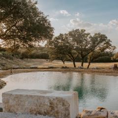 The Roost Farmhaus on 20 acres, hill country view, firepit, swimming hole
