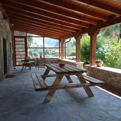 Amplia y cómoda casa de piedra con porche y jardín