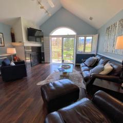 G3 Classy Bretton townhome with AC fast wifi great mountain views right on the golf course