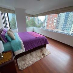 Rep Salvador, Quito 2-bedroom condo with parking and Netflix