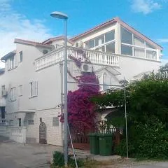 Apartments & Rooms Tony