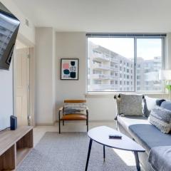 Amazing 2BR Condo At Crystal City With Rooftop